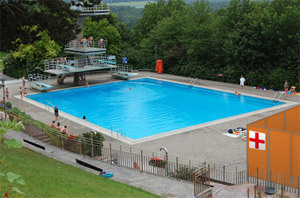 Erste-Hilfe-Bereich Schwimmbad