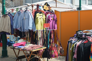Mobile Sichtschutzwand und Verkaufskabine Paravent optimieren den Marktstand