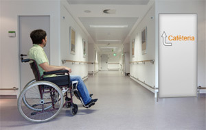 Sichtschutz Paravent als Wegweiser im Krankenhaus 