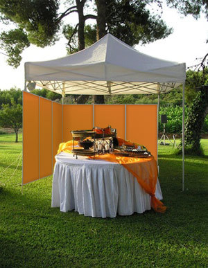 Mobiler Windschutz im Gartenrestaurant mit Edelstahlparavent