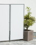 Sichtschutzwand gehalten durch groes Pflanzgef mit anmontierten 2x Wand-Clips 