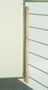 Holzbrett mit Wand-Clip fr kippfesten und windfesten Paravent an Brstung befestigt