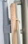 Wand-Clip an Brett mit Hakenschraube am Gelnder festgeschraubt.