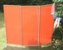 Windschutzwand im Garten gehalten durch Combi-Stnder mit Stabheringen.
