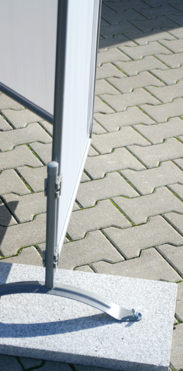 Stabile Aufstellung Sichtschutz Paravent mit verschraubbarem Combi-Stnder auf Granitplatte