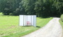 Windschutzkabine im Freien stabil aufgestellt mit Schraub-Erdankern - Peddy Shield