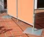 Sichtschutzwand auf einer Terrasse gehalten von 2x Fuplatte