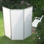 Gebogen aufgestellter Windschutz im Garten mit Sichtschutz Paravent