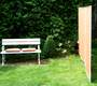 Stellwand Paravent im Garten auf der der Wiese, windstabil auf Schraub-Erdankern