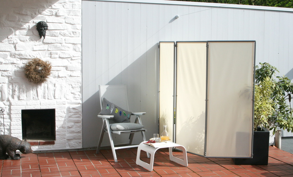 Windschutz Terrasse mit 3er Paravent, Farbe hell elfenbein, mit Wandbefestigung u. Pflanzgef