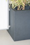 Groes Pflanzgef mit 2x Wand-Clip mit angestecktem Paravent-Rahmen mit ca. 10 cm Bodenabstand